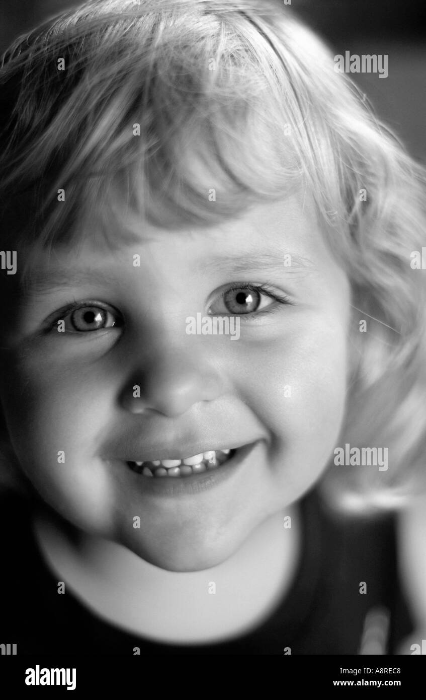 2 anno di età ragazza sorridente Foto Stock
