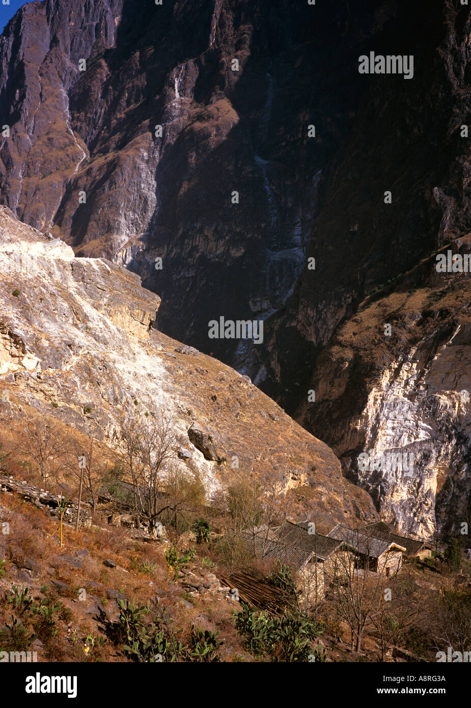 Cina Yunnan Tiger saltando Gorge Road a Walnut Grove Foto Stock