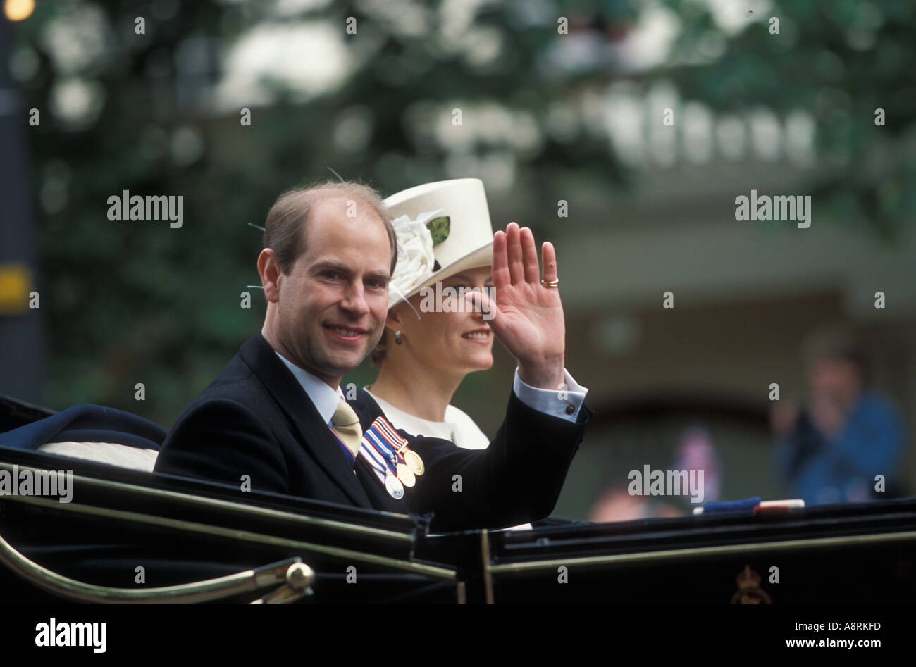 Prince Edward in un carrello durante il Giubileo d oro con sua moglie Sophie Rhys Jones Contessa di Wessex Foto Stock