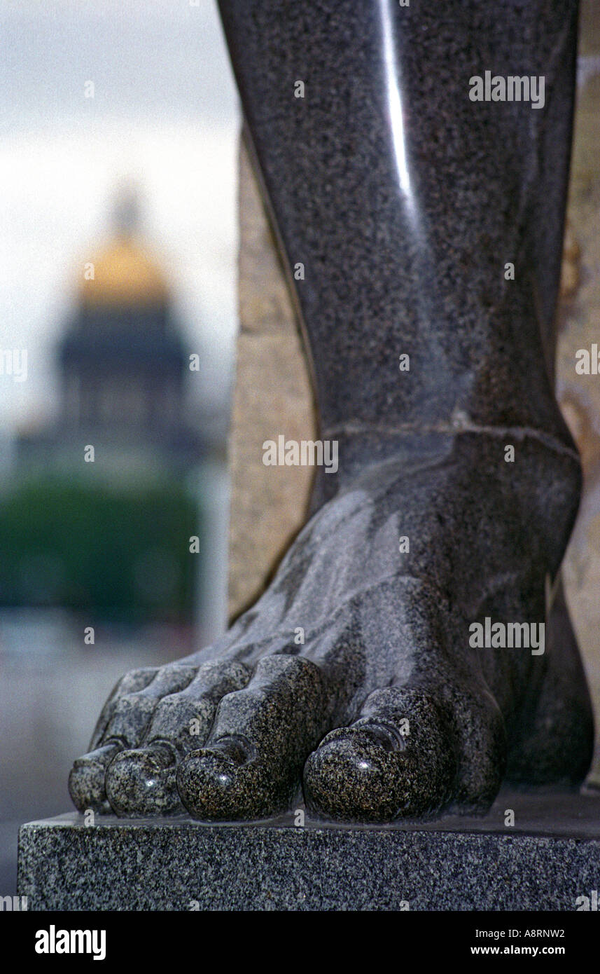 Piedi di Atlant (Atlas) al di fuori del palazzo d'inverno e l'Eremo di San Isacco cattedrale in background, San Pietroburgo (Russia) Foto Stock