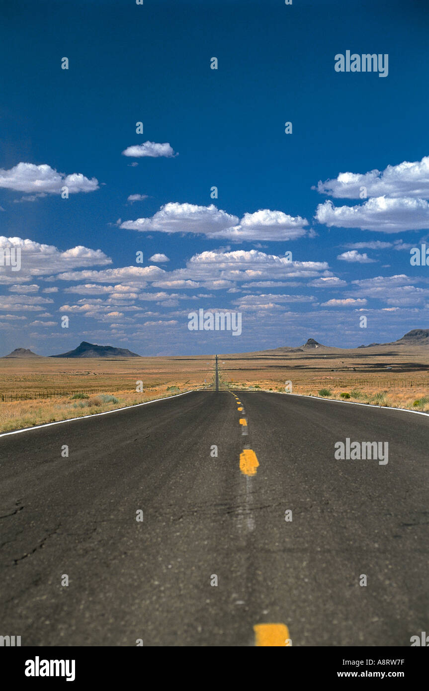 Immediatamente in vista di una autostrada deserta in distanza su un poco nuvoloso giorno soleggiato Foto Stock