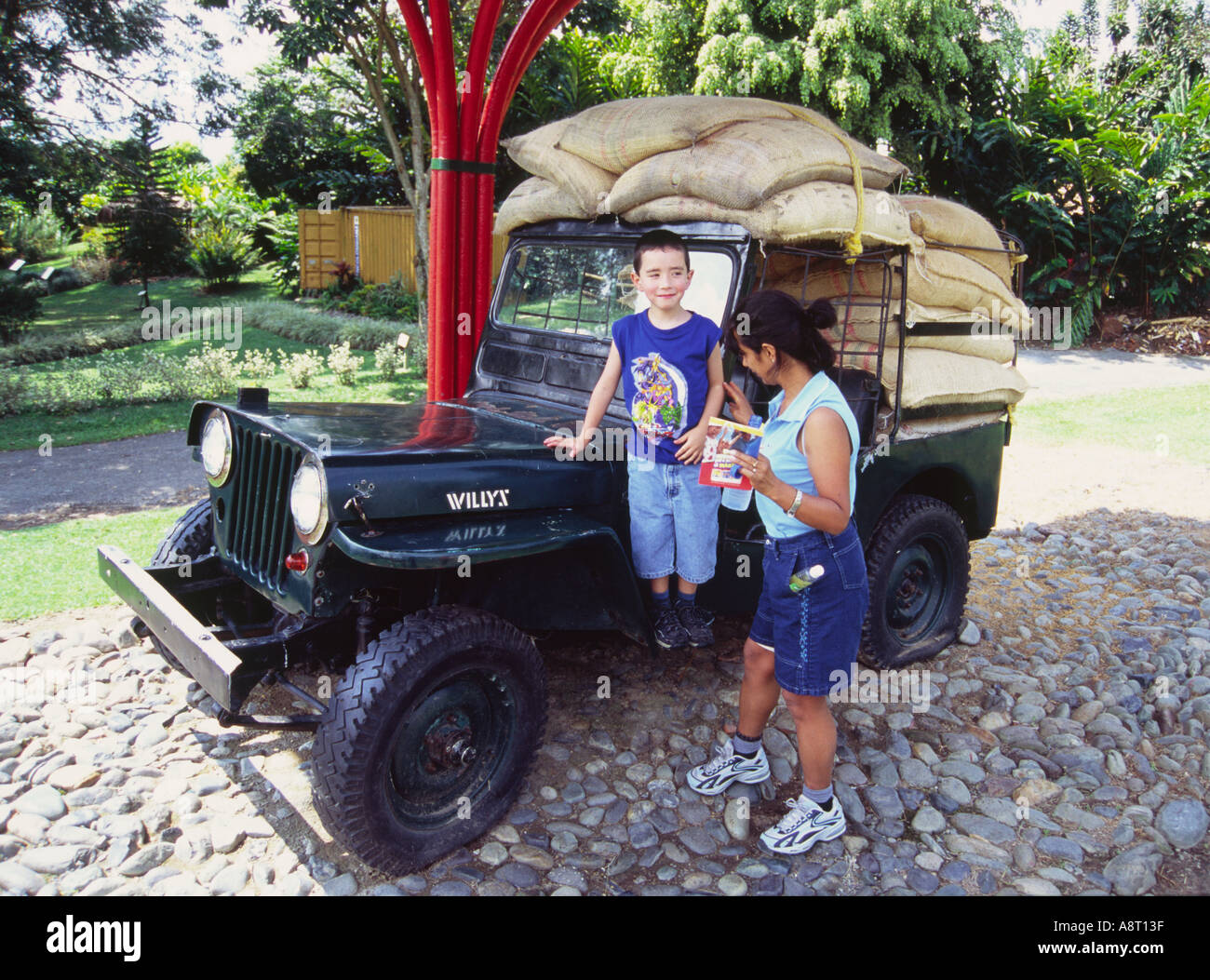 Sud America Colombia jeep willys industria caffè giovane donna latina ragazza ritratto estate felice vacanza ferie in piedi Foto Stock