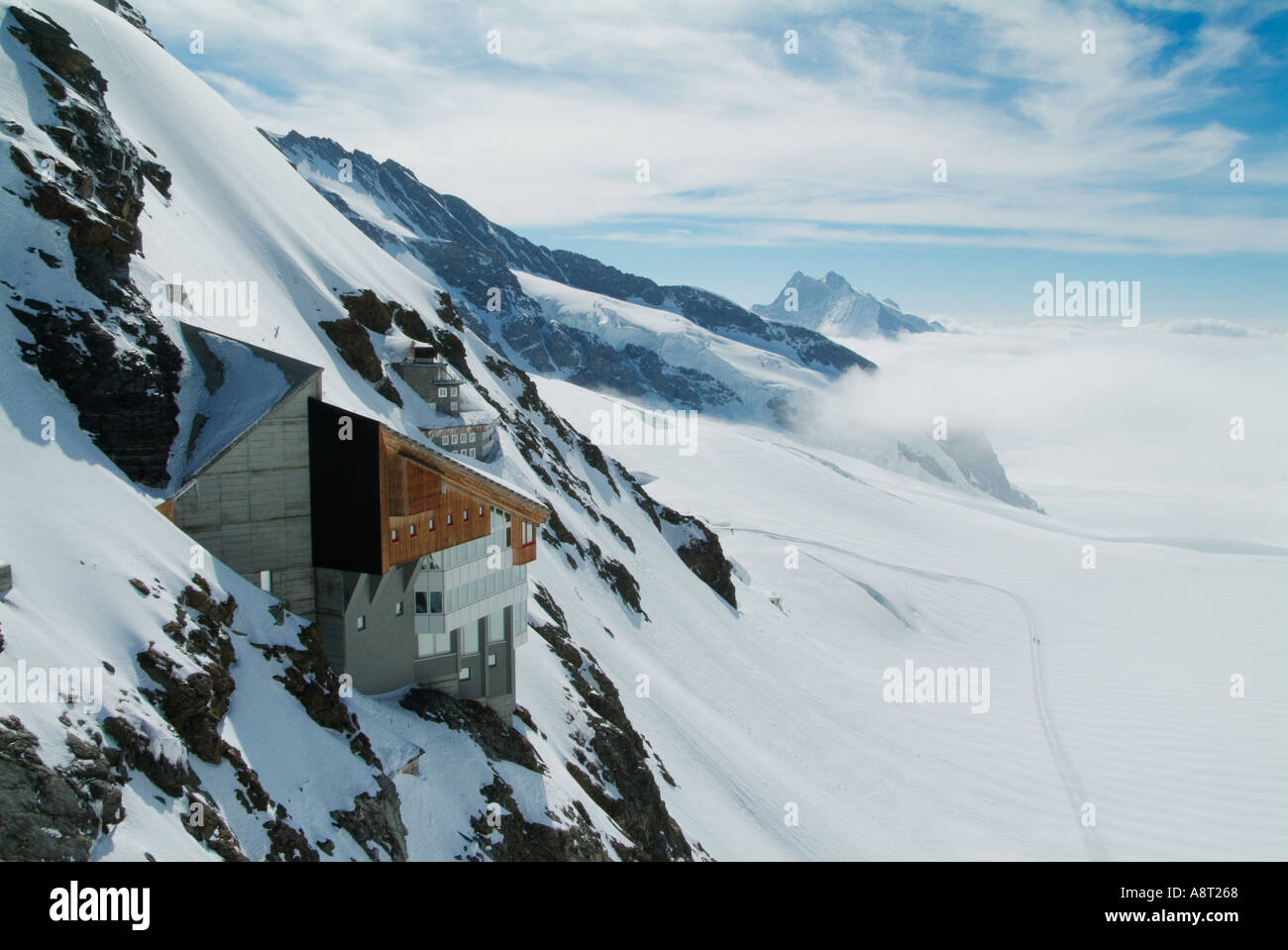 Il ghiacciaio Jungfraufirn sotto la stazione meteo a Jungfraujoch Oberland Bernese Svizzera Europa Foto Stock