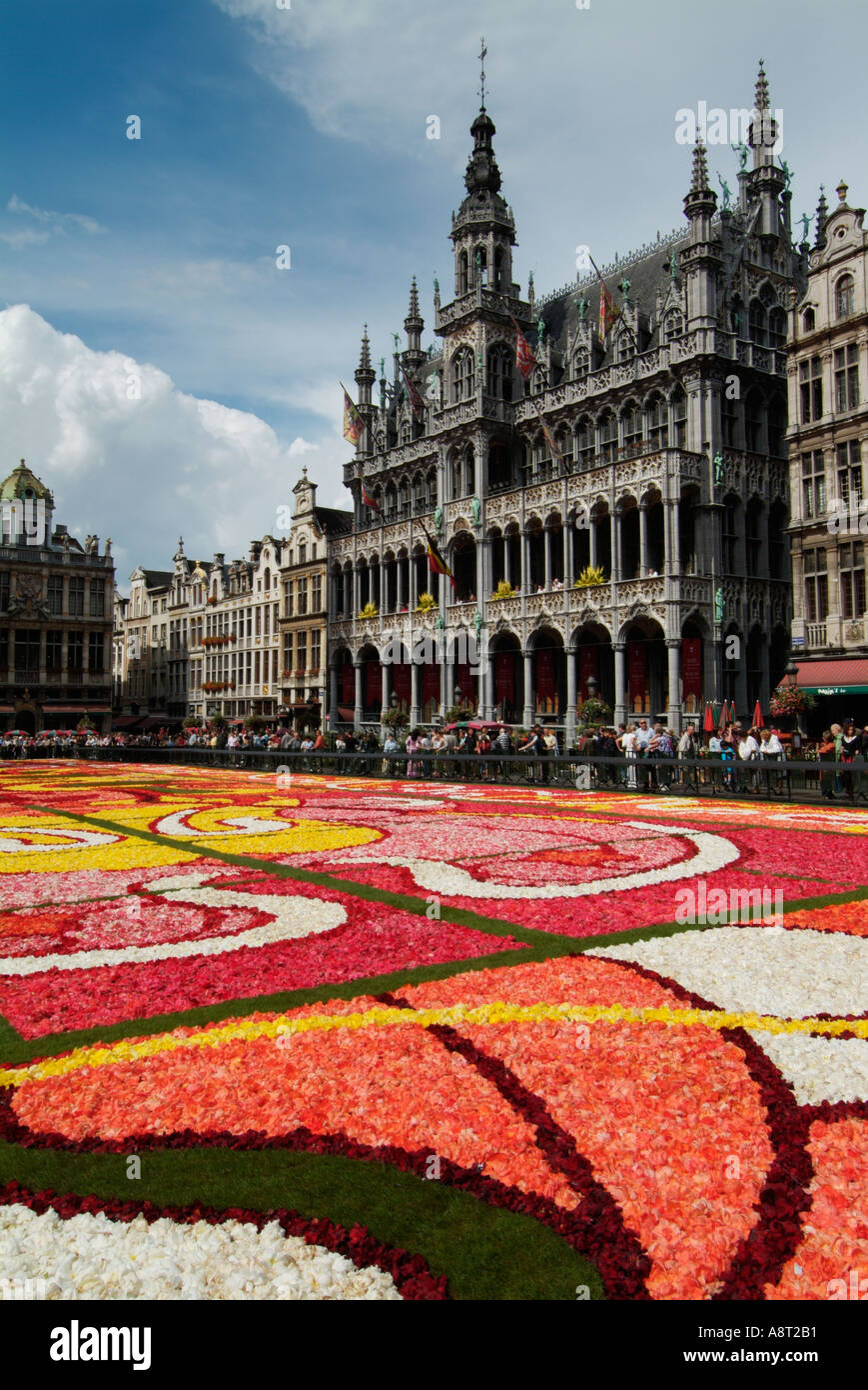 La Grand Place di Bruxelles che mostra il Museo e il 2004 tappeto di fiori tema art deco Bruxelles Belgio UE Europa eye35.com Foto Stock