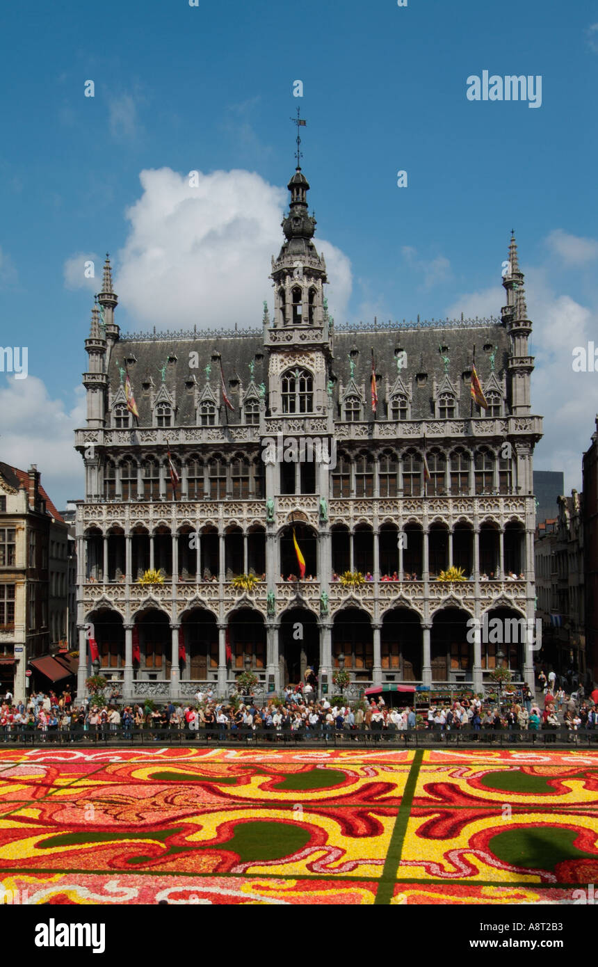La Grand Place di Bruxelles che mostra il Museo e il 2004 tappeto di fiori tema art deco Bruxelles Belgio UE Europa Foto Stock