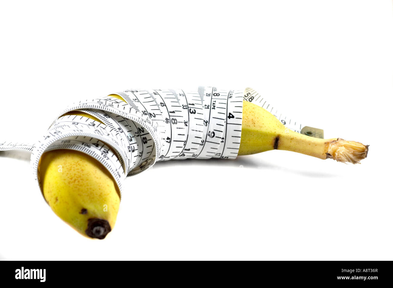 Banana giallo avvolto con nastro di misurazione Foto Stock