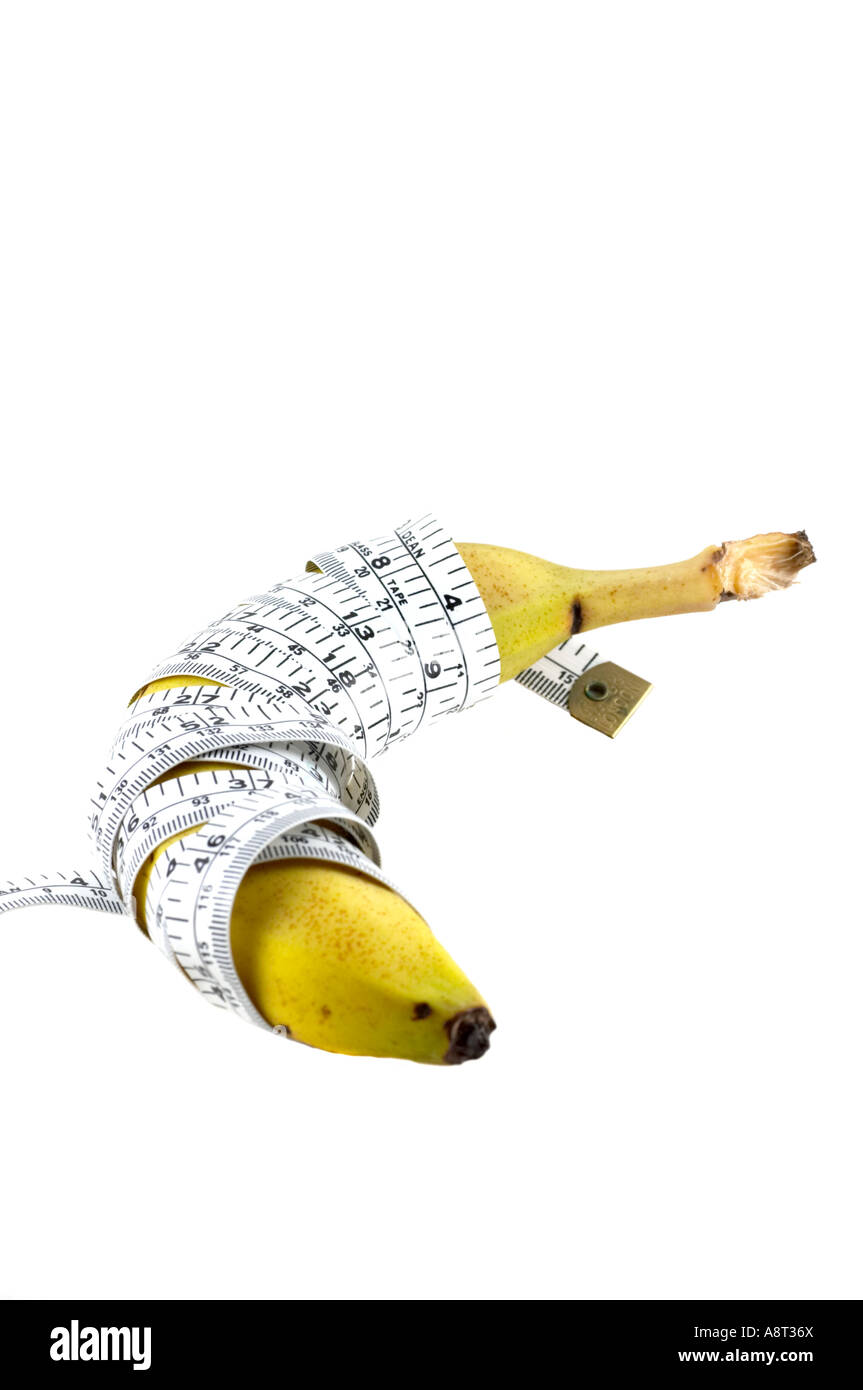 Banana giallo avvolto con nastro di misurazione Foto Stock