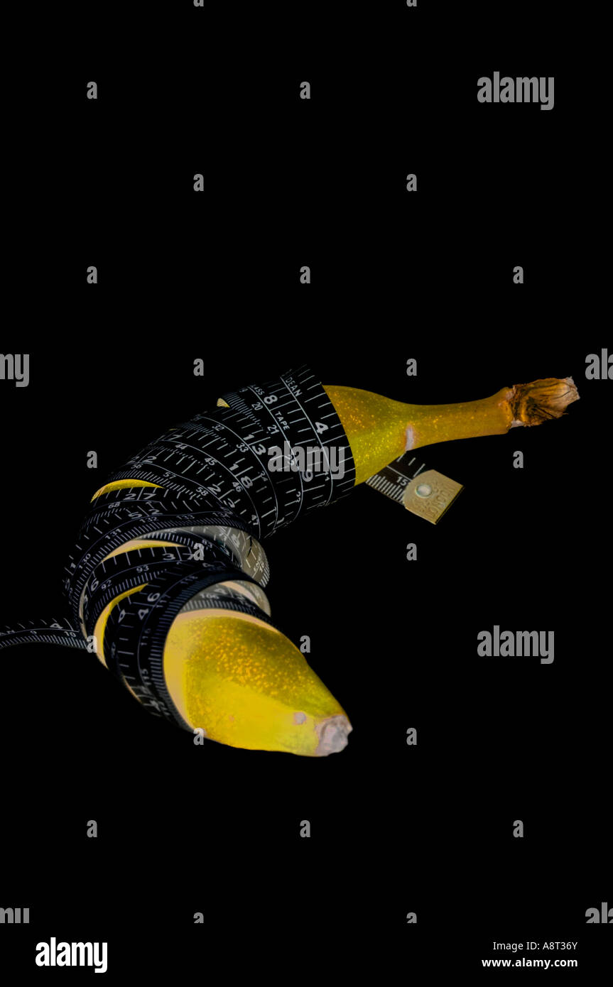 Abstract Banana giallo avvolto con nastro di misurazione Foto Stock