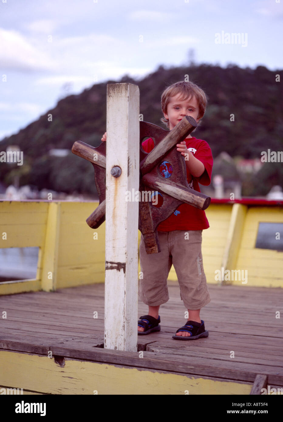 Ragazzo in gioco fingendo di essere il capitano della barca Foto Stock