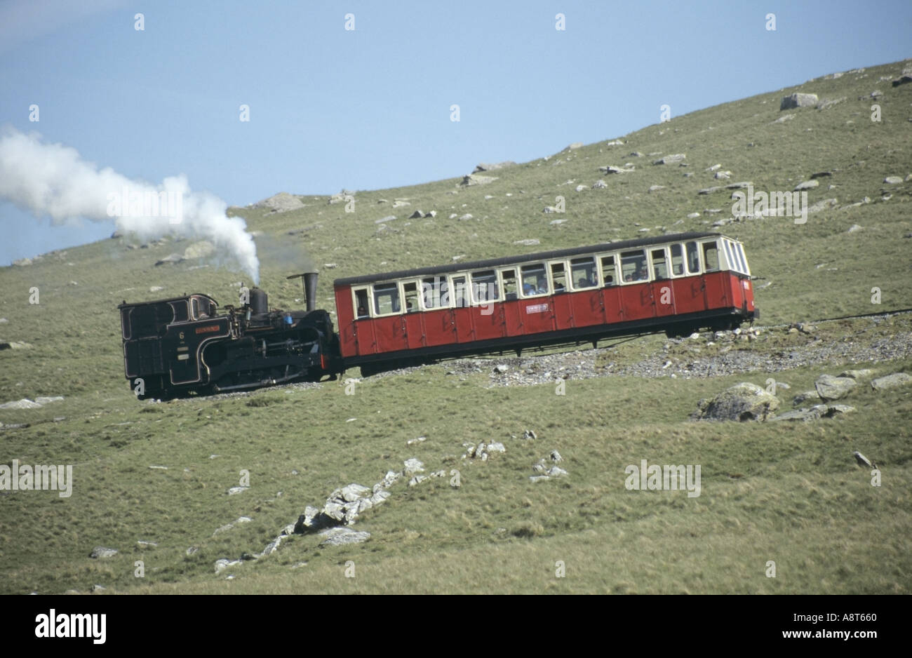 Vicino a Llanberis Snowdon Mountain railway treno a vapore sul modo di vertice Foto Stock