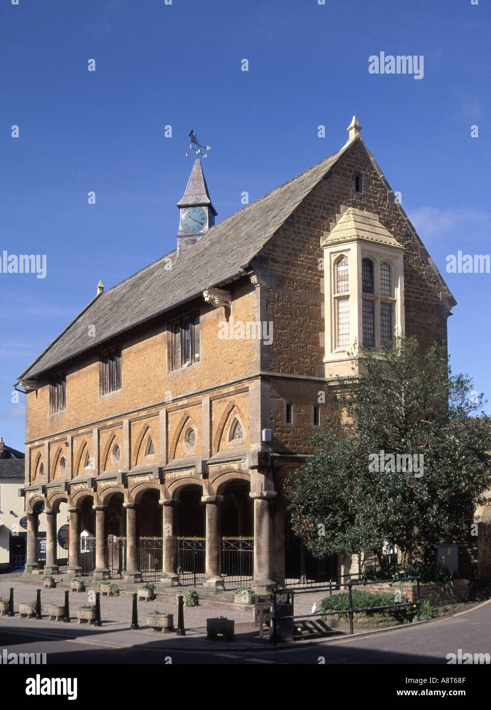 Castle Cary and District Museum ospitato nel 1855 Market House edificio di livello II, colonnato aperto visto in una giornata di cielo blu nel Somerset Inghilterra Regno Unito Foto Stock