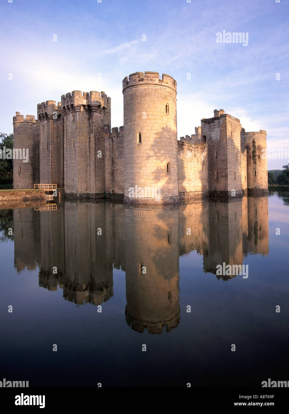 Medievale storico Bodium moated castello inglese e riflessione in ancora calme acque del fossato vicino Robertsbridge in East Sussex Inghilterra Regno Unito Foto Stock