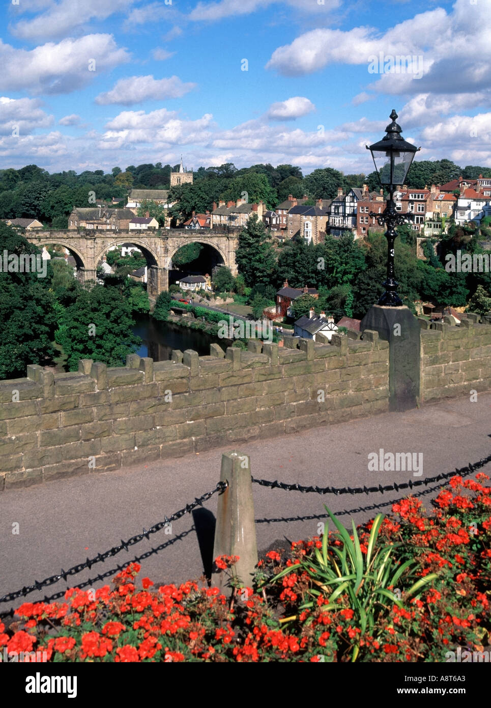 Estate vista cielo azzurro sole giorno di Knaresborough dal Memorial I giardini si affacciano sul ponte ferroviario del fiume Nidd e sul paesaggio urbano nord Yorkshire Inghilterra Regno Unito Foto Stock