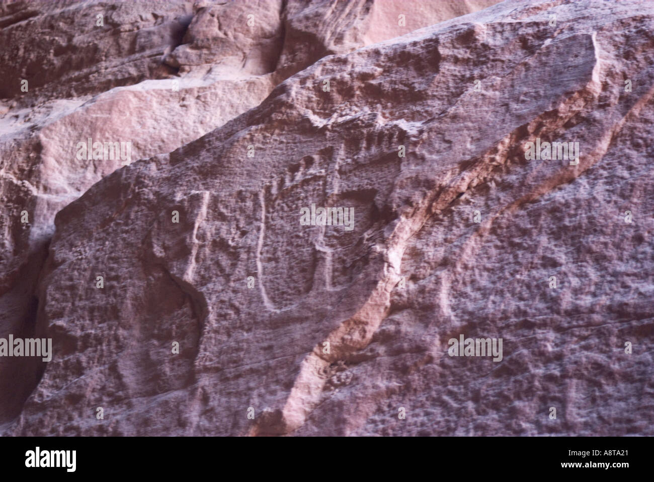 Nabataean antiche incisioni rupestri a Khazali Wadi Rum Giordania Foto Stock