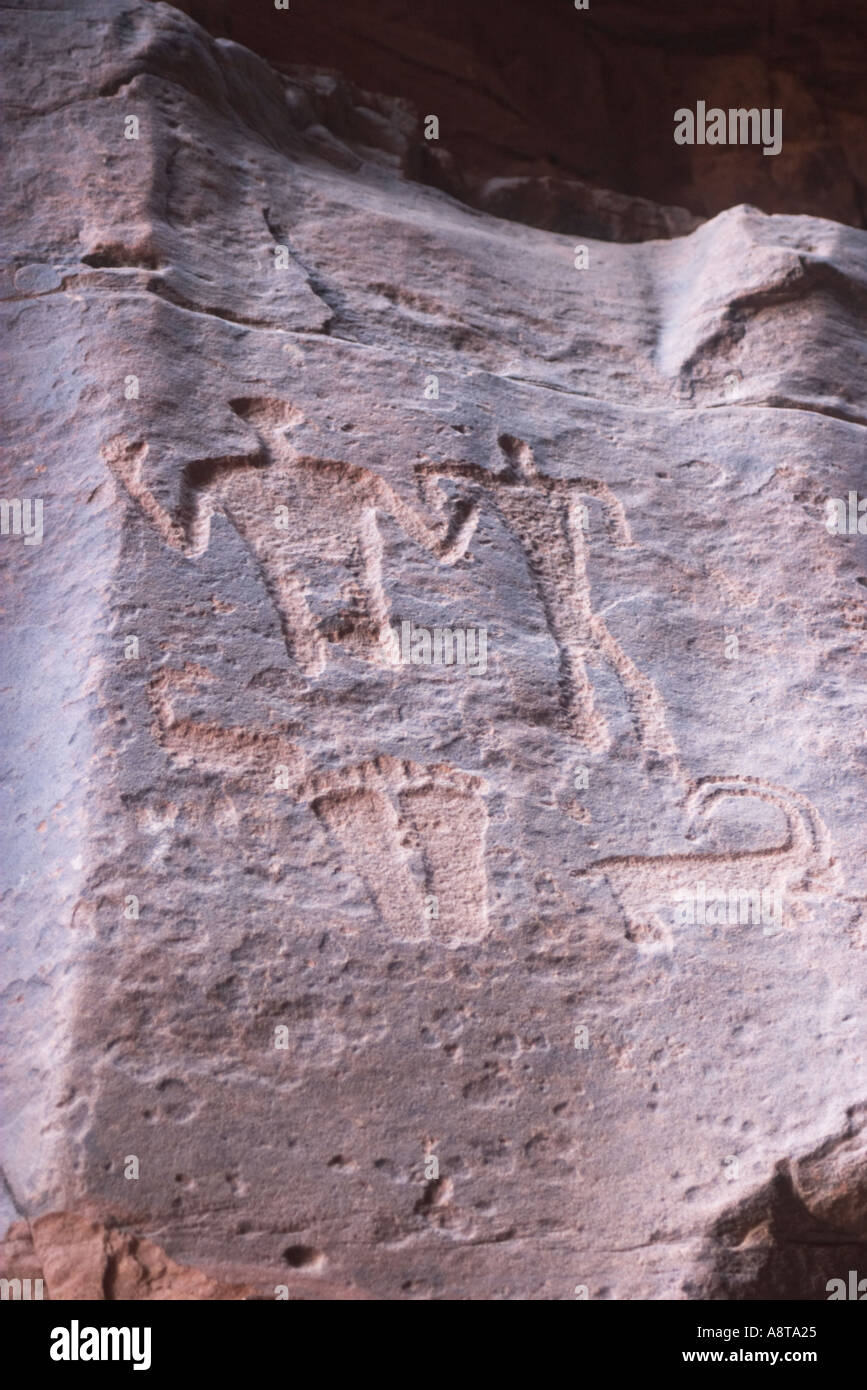 Nabataean antiche incisioni rupestri a Khazali Wadi Rum Giordania Foto Stock