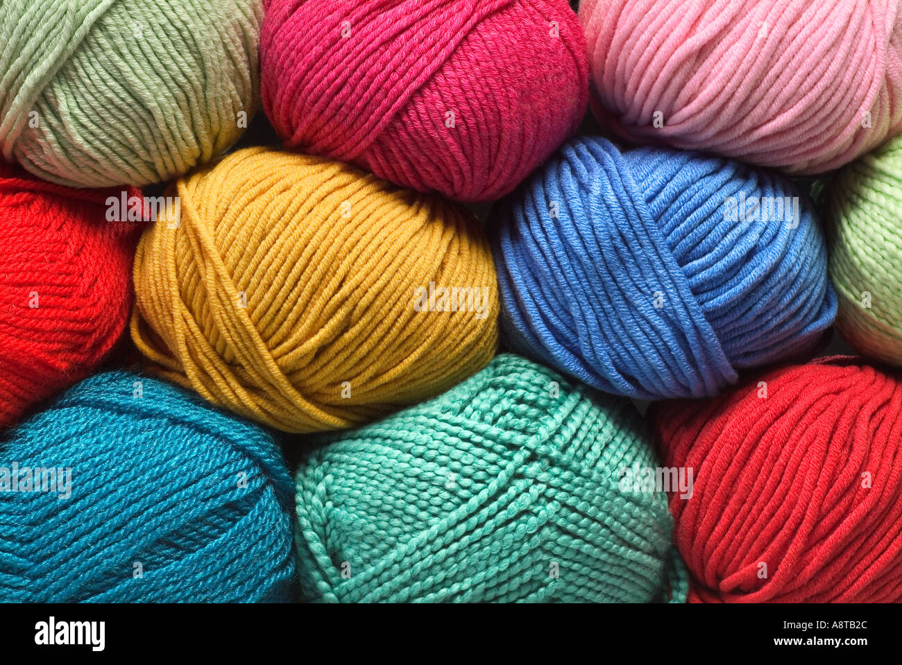 Palle di filati colorati di lana di cotone di fibre sintetiche Foto Stock