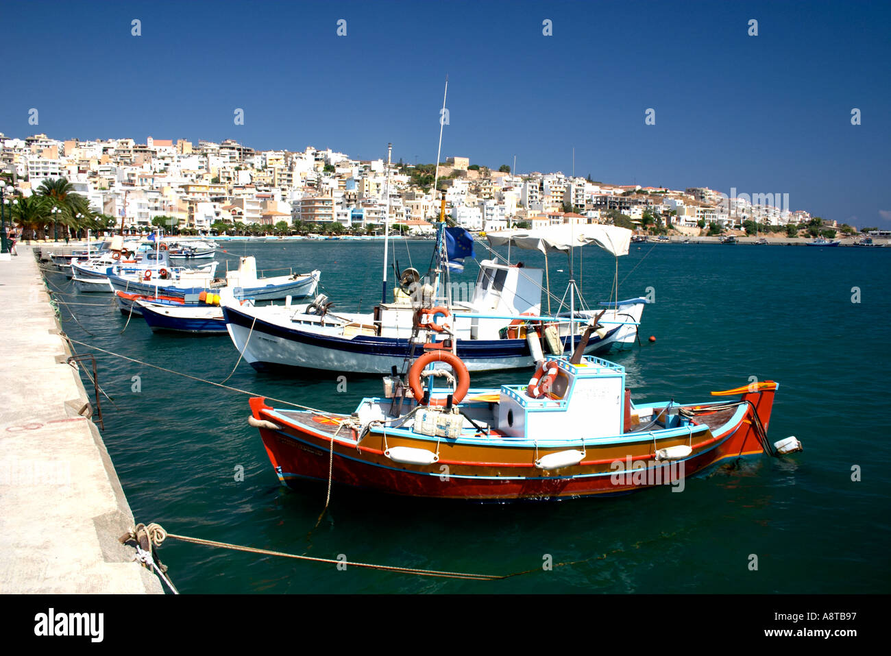 Vista di Sitia e barche da pesca orientale di Creta Grecia Europa Foto Stock