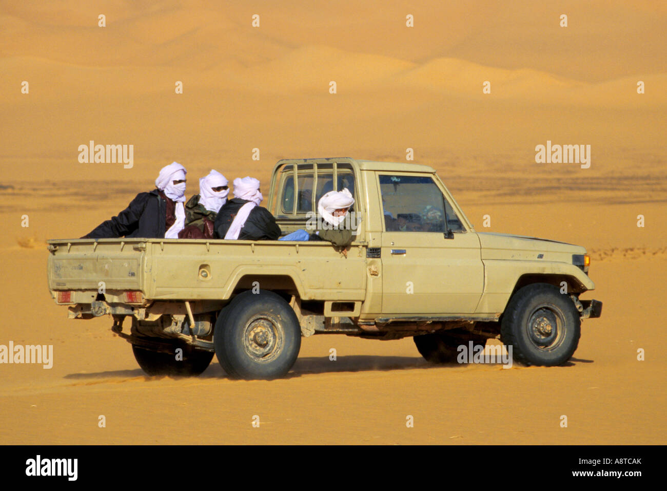 Tuaregs su un quattro per quattro, Libia, Sahara Foto Stock