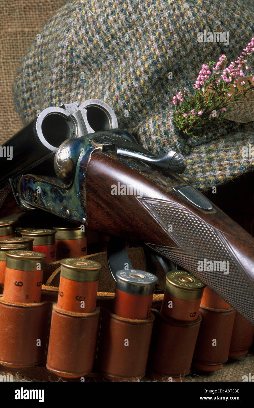 Un foro 12 Webley e Scott fucile da caccia con cartucce e un Tweed hat Foto Stock