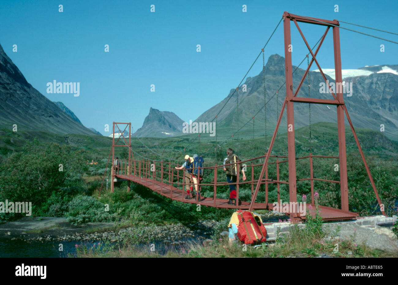 Semplice sospensione ponte; passerella sul fiume a Vistasstugorna, Kebnekaise, Lappland, Norrbottens län, arctic Svezia. Foto Stock