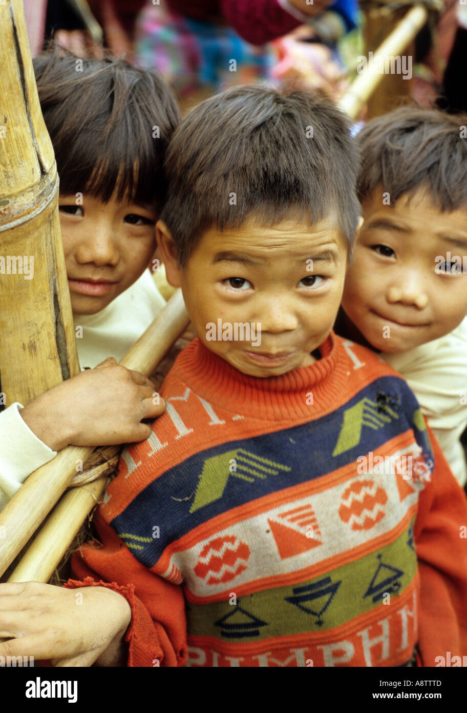 Tre giovani ragazzi presso il mercato del sabato, può cau, NW Viet Nam Foto Stock