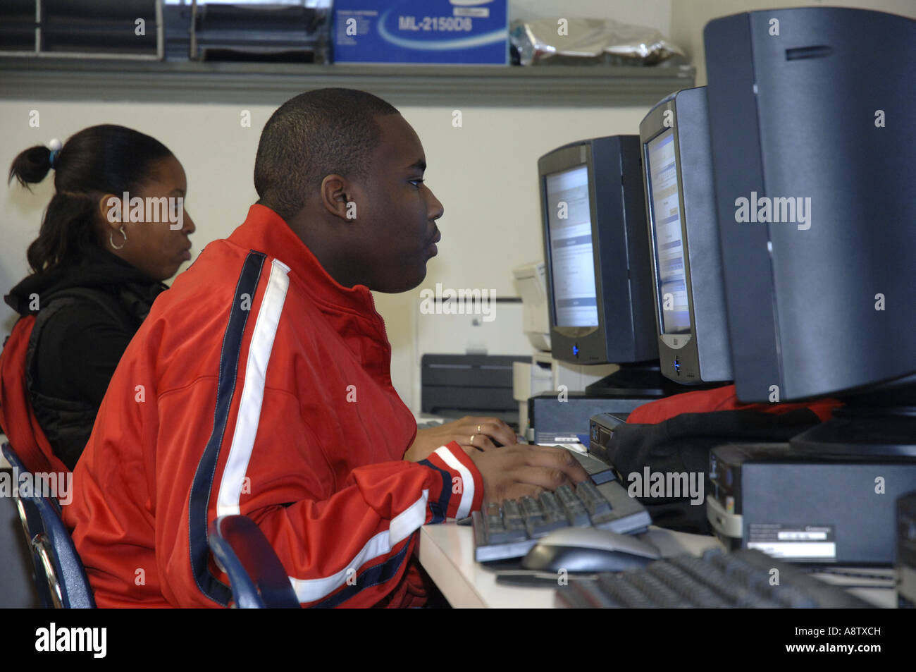 New Haven, CT. Juniors registrati per SAT in un terreno comune carta la scuola un scuola ambientale. Foto Stock