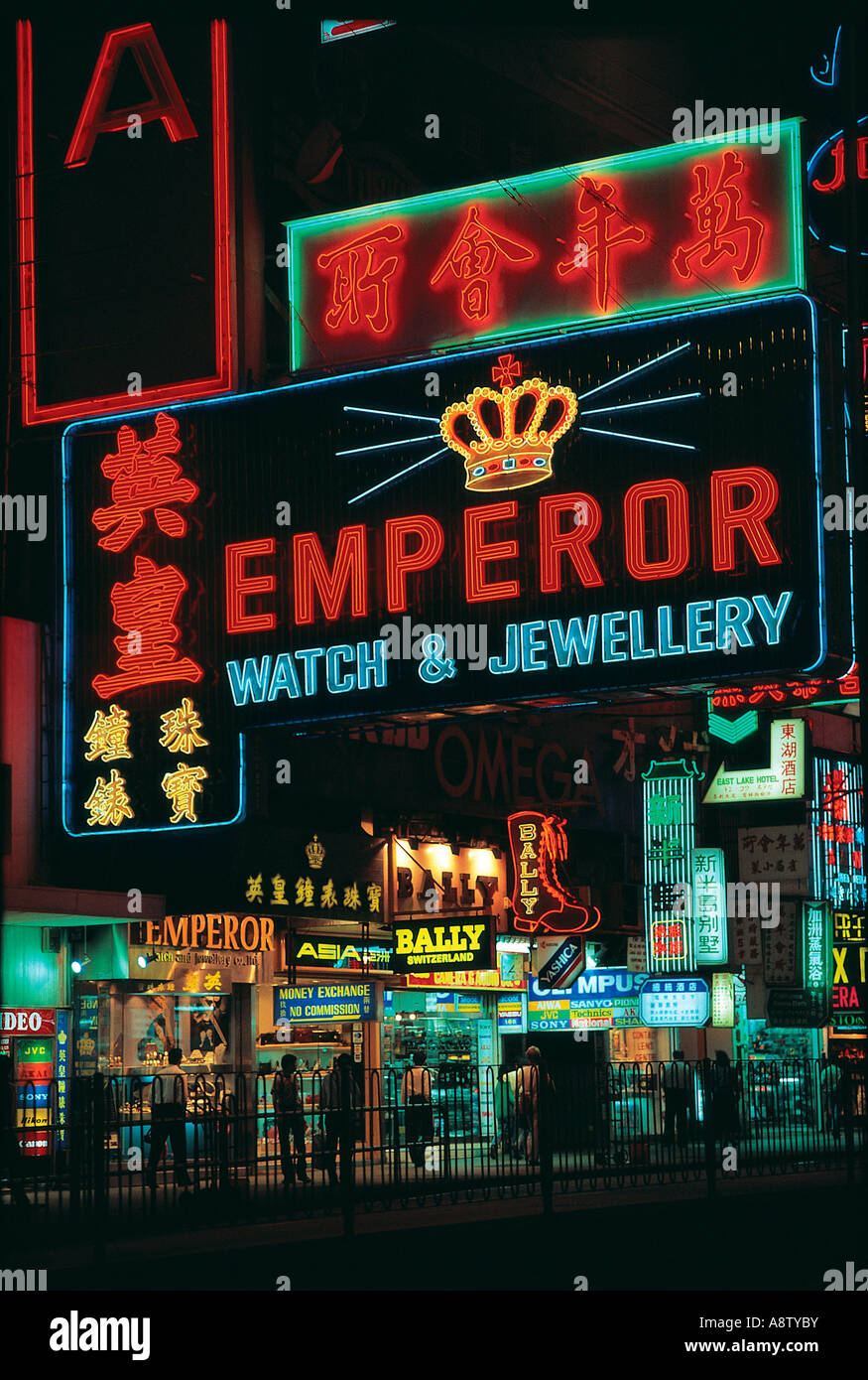 Cina. Hong Kong. Kowloon. Nathan Road di notte. Insegne al neon. Foto Stock