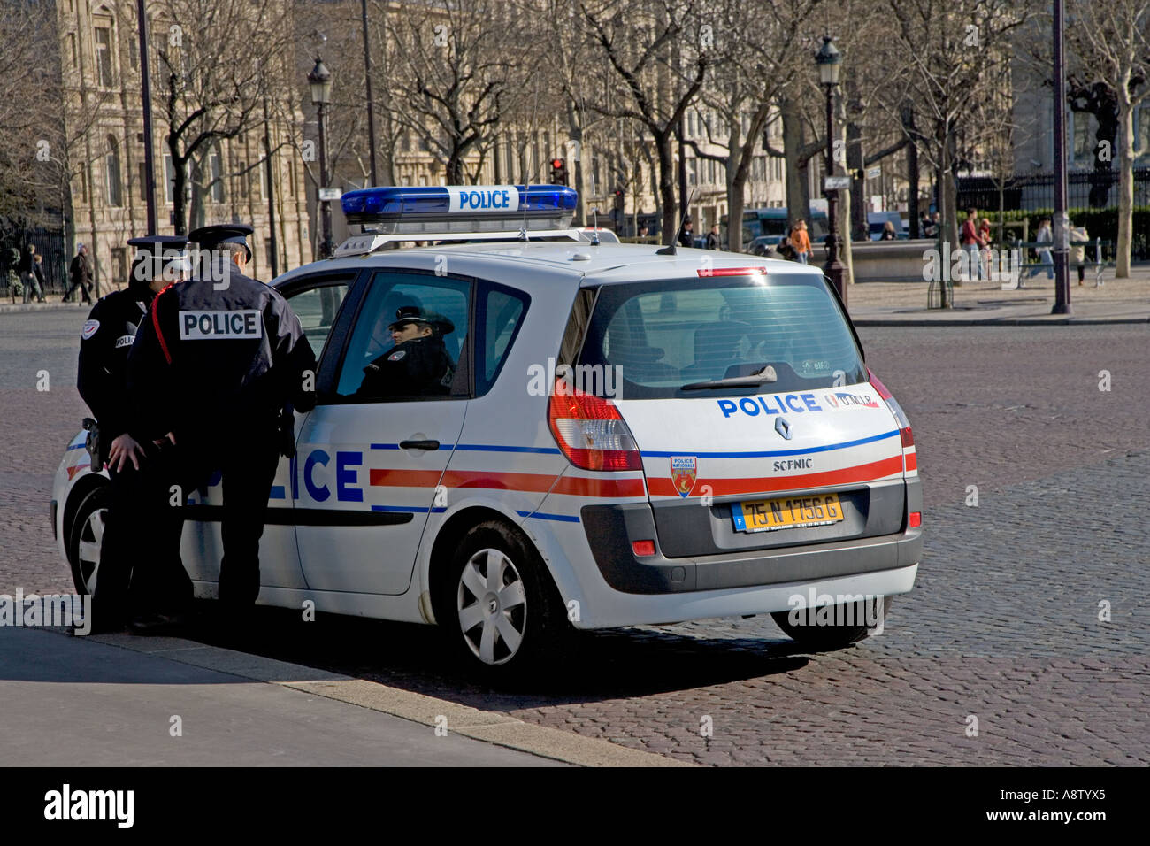 La polizia Arc de Triomphe e dagli Champs Elysees Parigi Francia Foto Stock