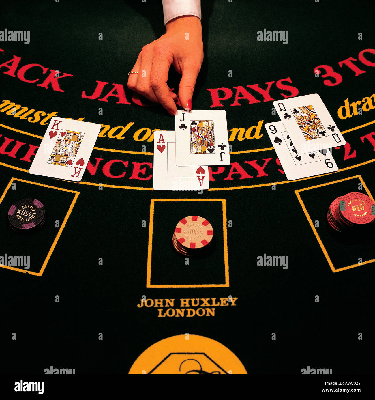 Close-up di femmine della mano del banco che trattano le carte sul tavolo di Blackjack. Foto Stock