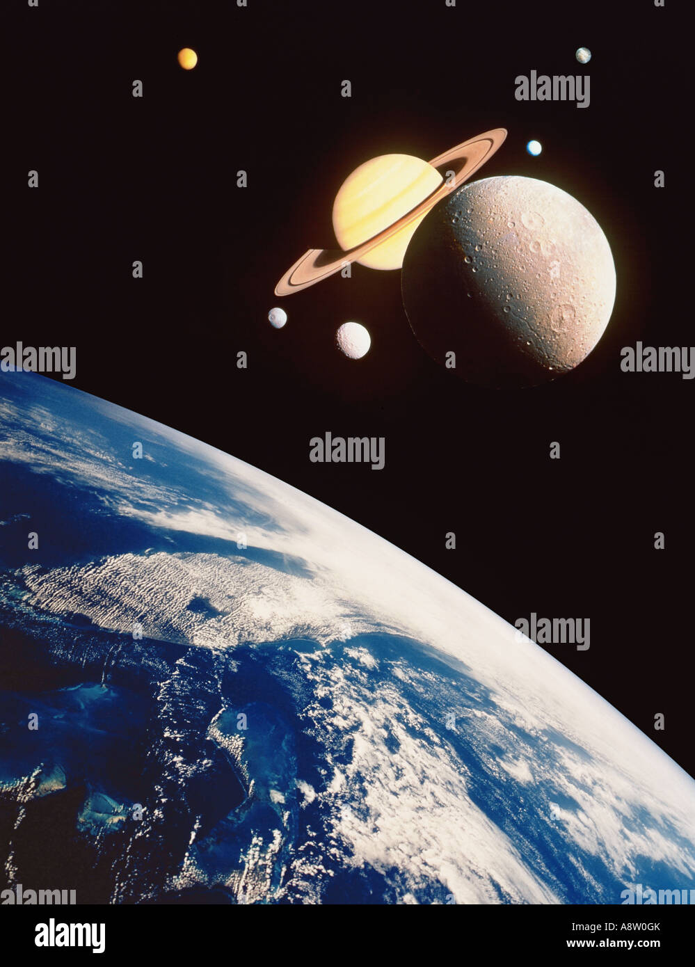 Montage immagine del pianeta Terra in primo piano nella falsa prossimità con il pianeta Saturno e le lune di Saturno. Foto Stock