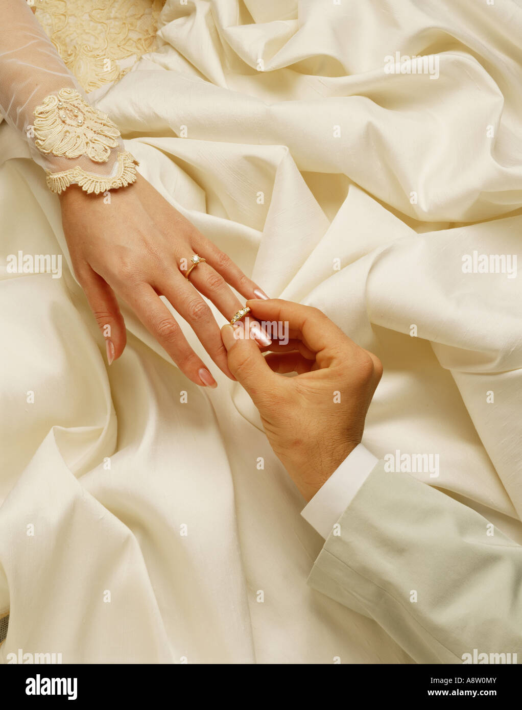 Close-up di mani di sposa e lo sposo. Uomo anello di posizionamento sulla donna di dito. Foto Stock