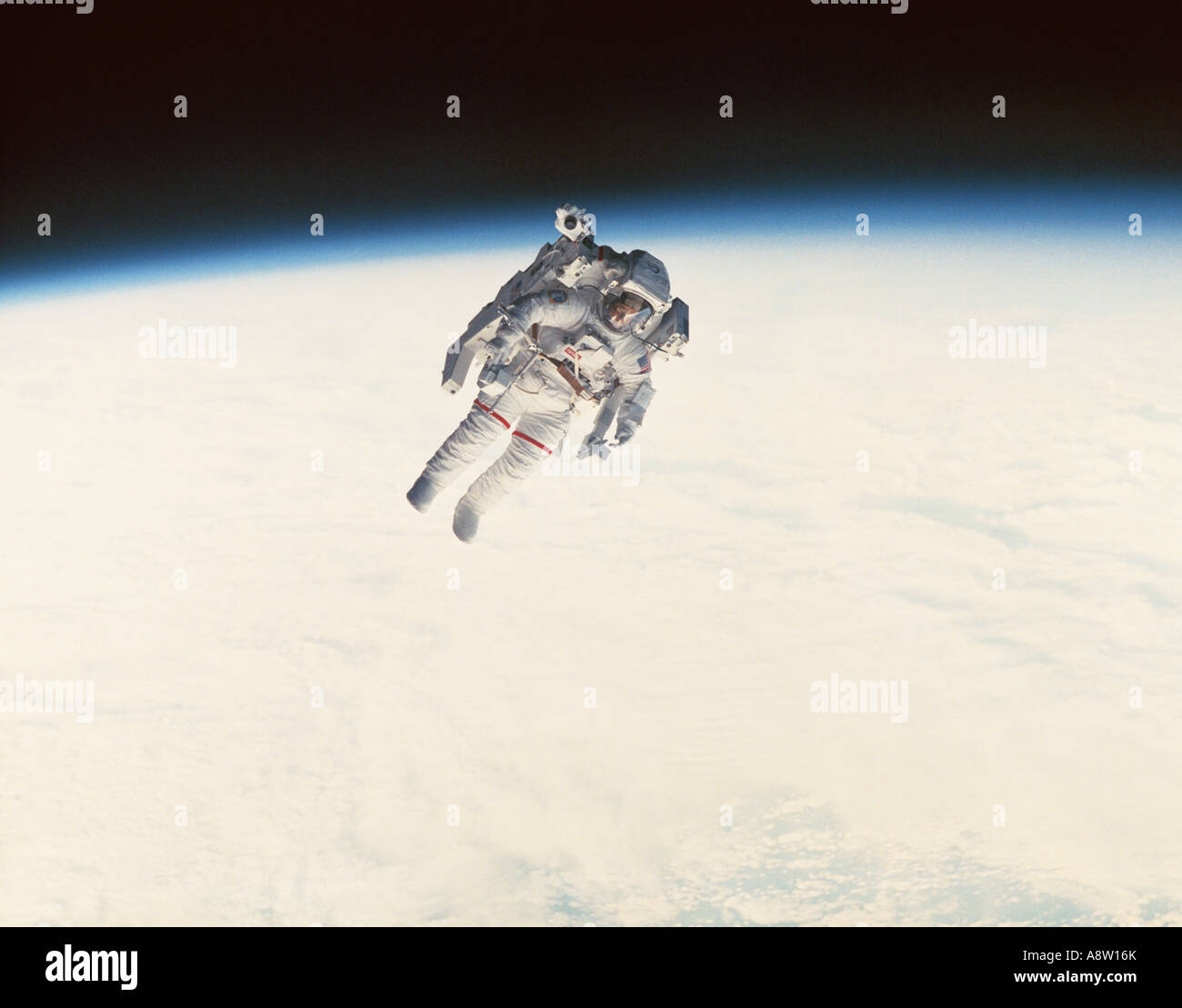 L'astronauta della NASA nello spazio. Presidiati unità di manovra al di sopra di atmosfera della terra. Foto Stock