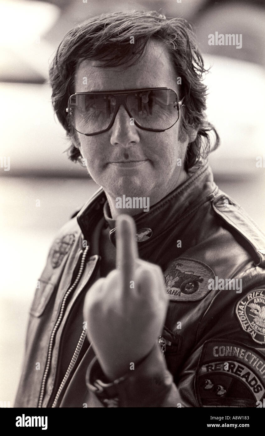 Elvis biker dando il dito gesto maleducato anti il comportamento sociale Foto Stock