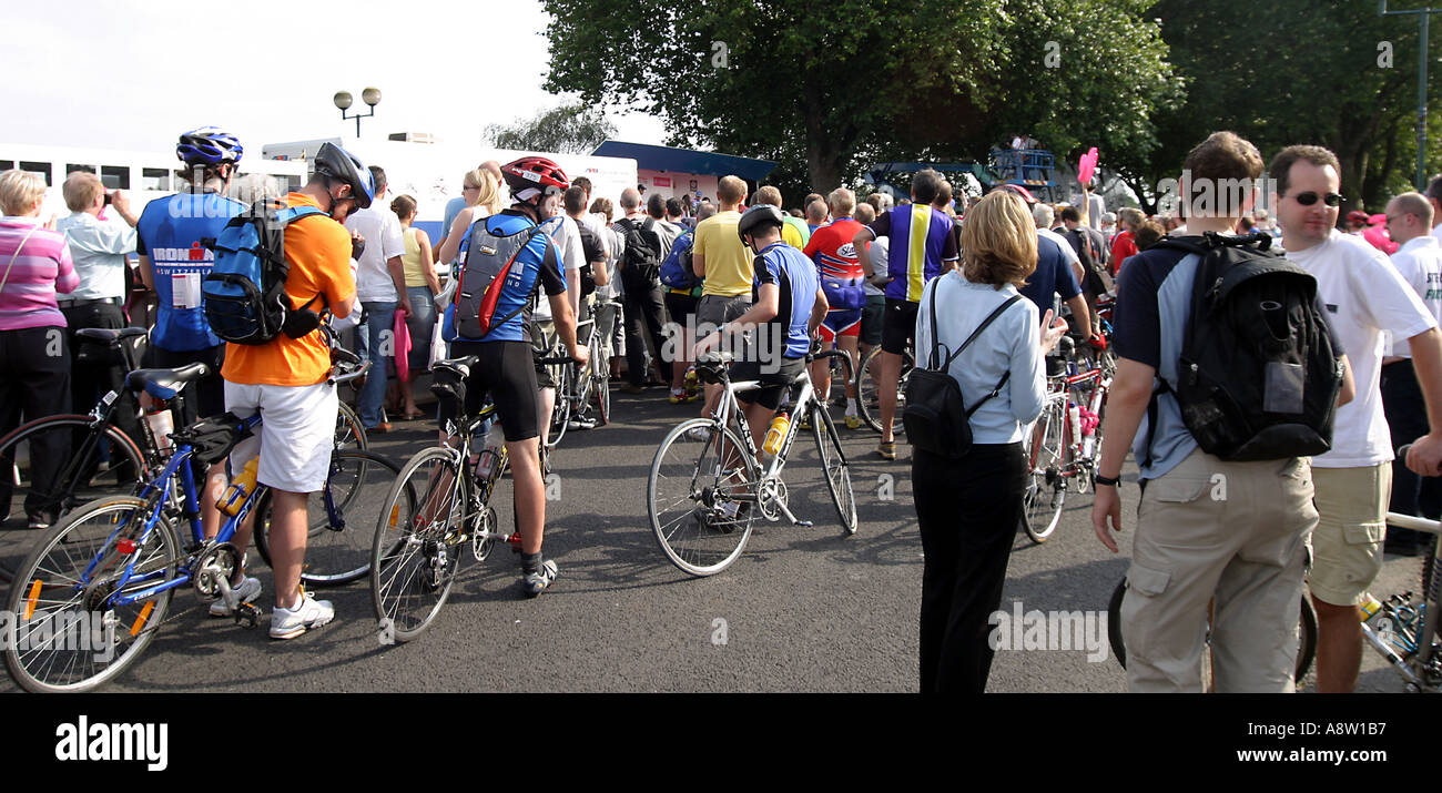 La folla intorno alla fine del tour della Gran Bretagna Foto Stock