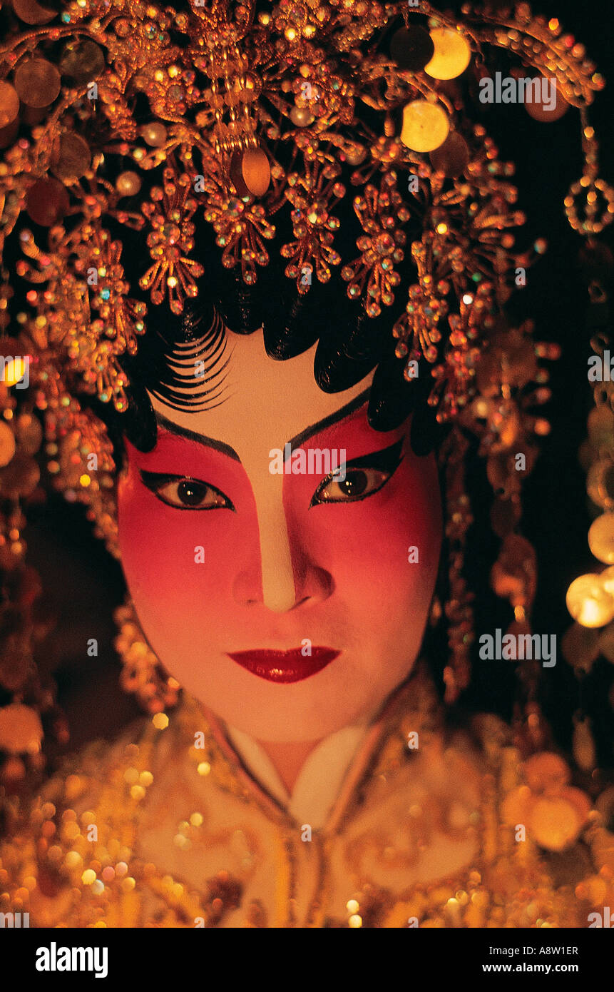 Singapore. Ritratto di donna Opera Cinese interprete nel pieno del costume tradizionale con copricapo e make-up. Foto Stock