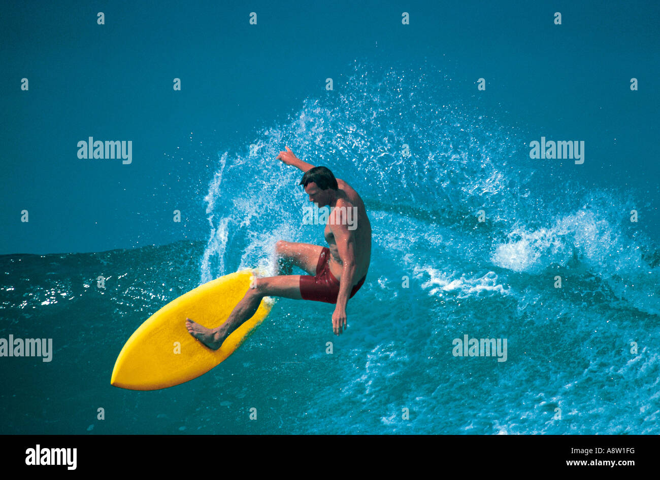 Stile di vita. Sport. L'uomo surf. Foto Stock