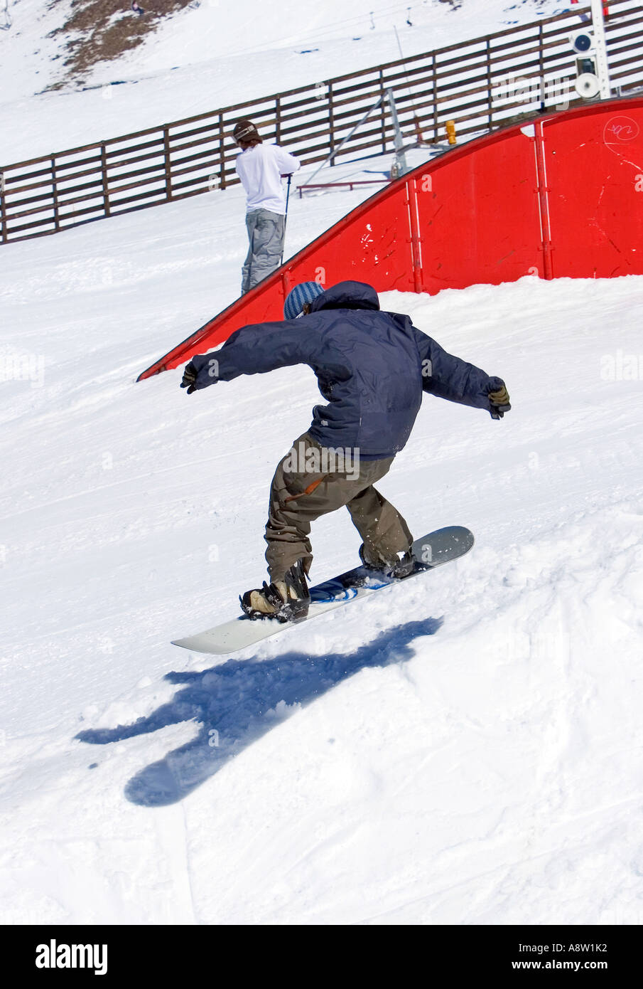 Snowy piste da sci di Pradollano ski resort nelle montagne della Sierra Nevada in Spagna con snowboarder in half pipe Foto Stock