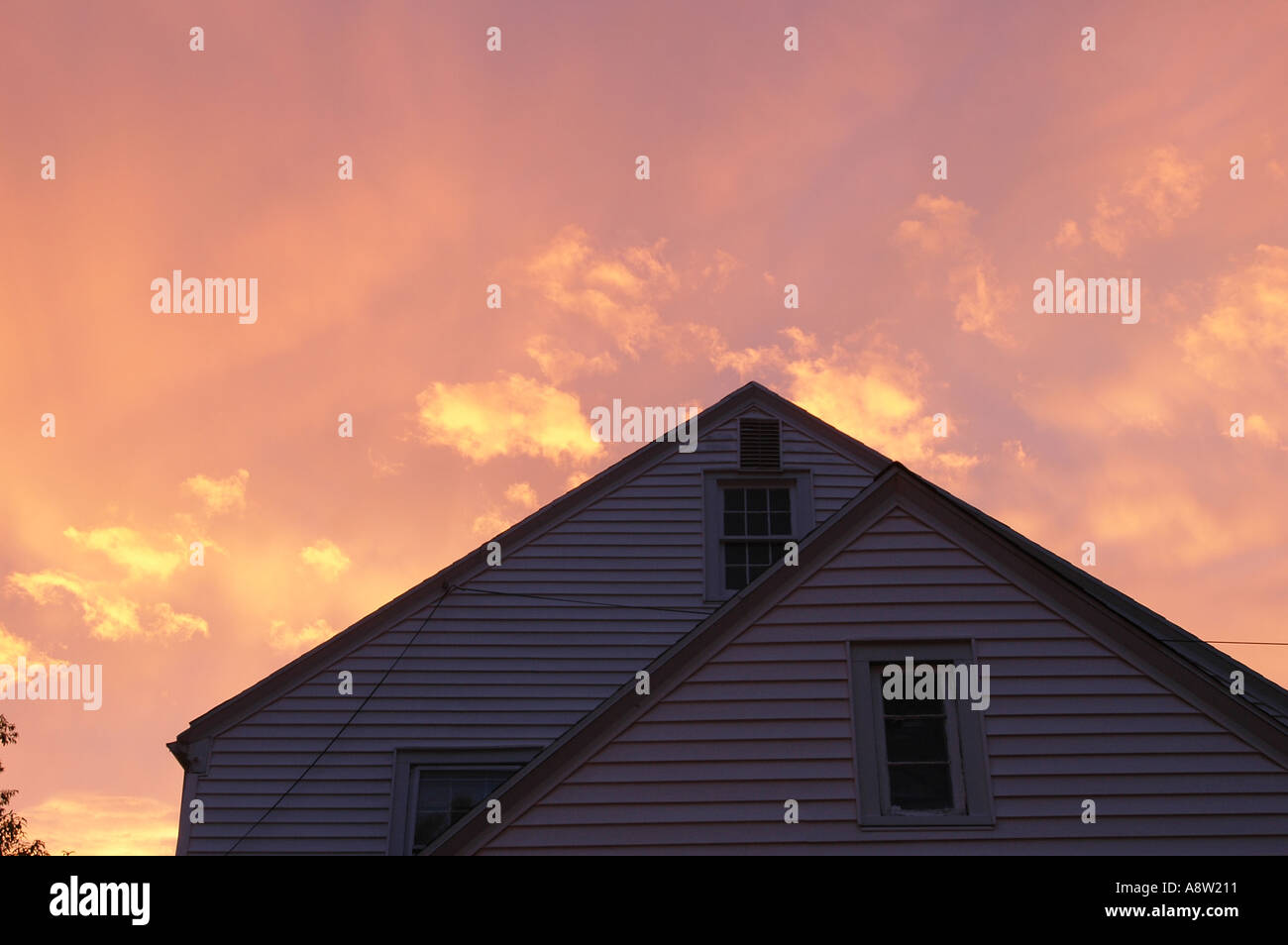 Sobborghi suburban bella zona prato auto sogno americano a casa propria le piccole case unifamiliari marciapiede american life suburbia Foto Stock