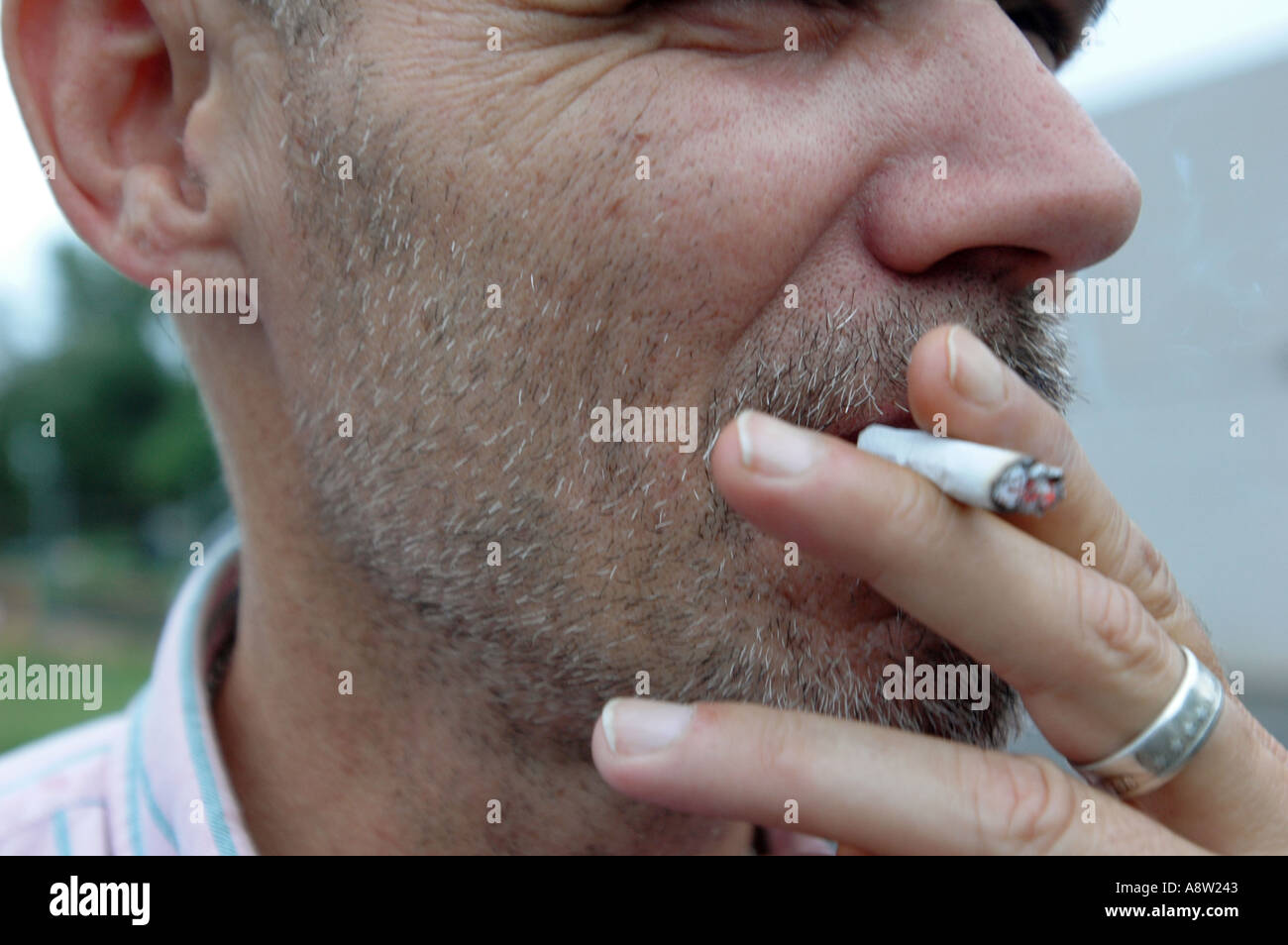 Uomo di tabacco da fumo di sigaretta fino vicino non di marca del filtro Foto Stock