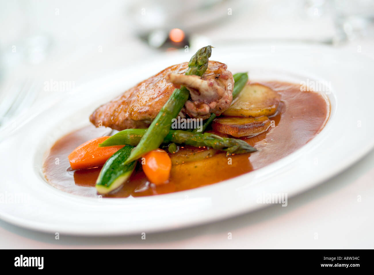 Raffinati ristoranti, pollo con asparagi su una piastra bianca Foto Stock
