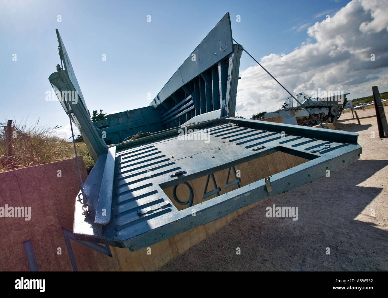 Nave da sbarco degli Stati Uniti della seconda guerra mondiale all'esterno del museo del D-Day a Utah Beach, Normandia, Francia Foto Stock