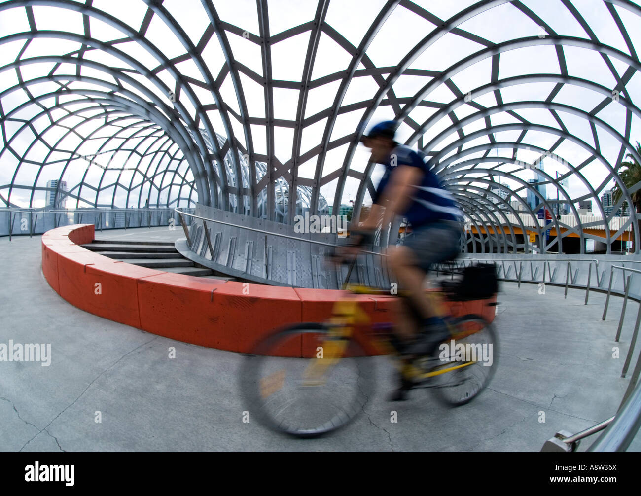 Ciclista attraversando l'acciaio Webb Ponte sul Fiume Yarra nel quartiere di Docklands di Melbourne Australia Foto Stock