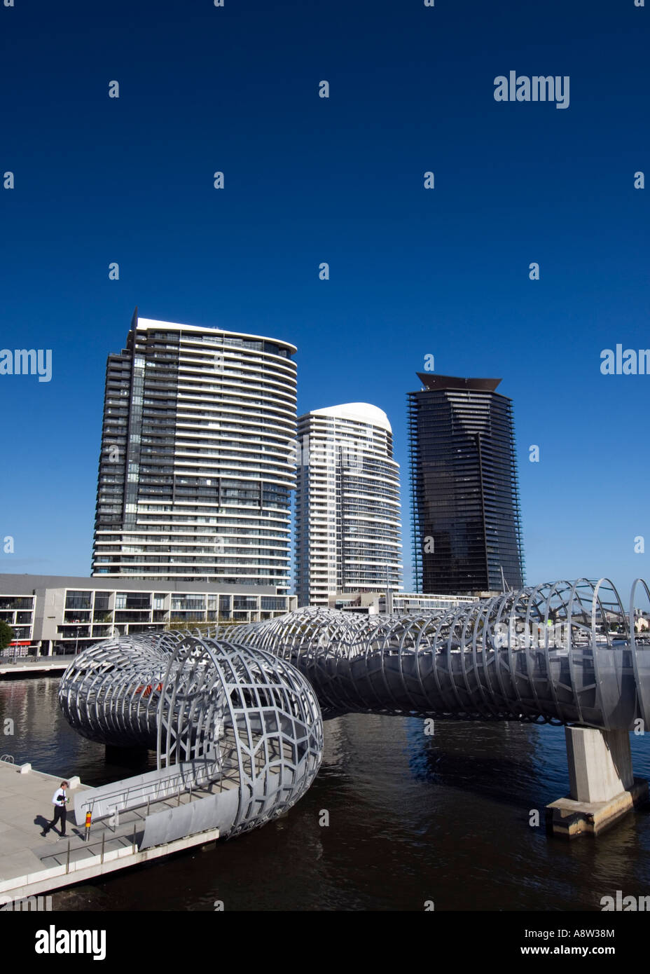 Vista della spettacolare acciaio Webb Ponte sul Fiume Yarra nel quartiere di Docklands di Melbourne Australia Foto Stock