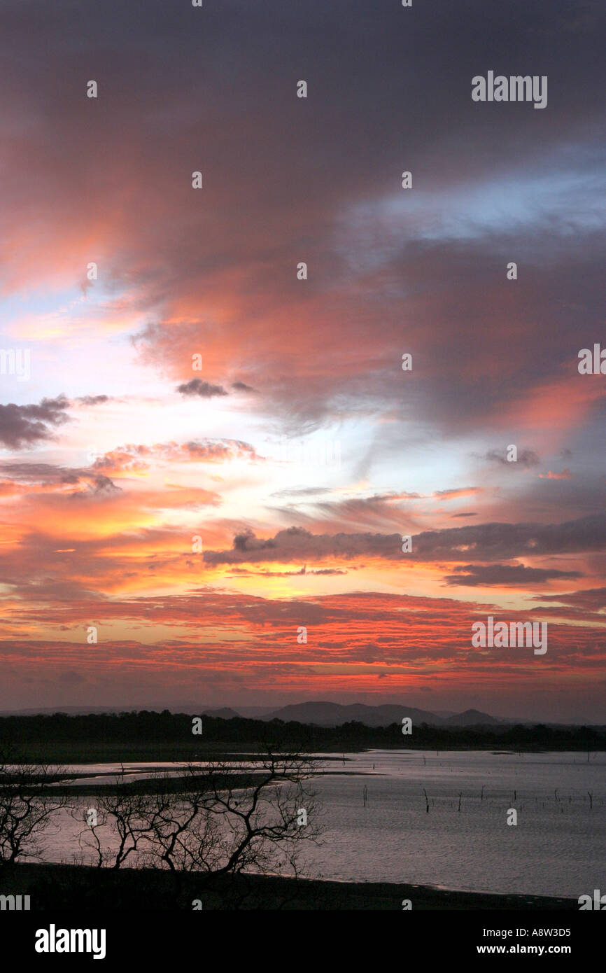 Tramonto Sri Lanka - cielo rosso al tramonto, Kandalama Lago Sri Lanka Asia Foto Stock