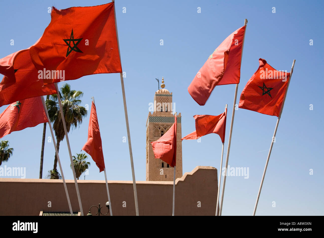Bandiere marocchine presso la Moschea di Koutoubia in Marrakech Marocco Foto Stock