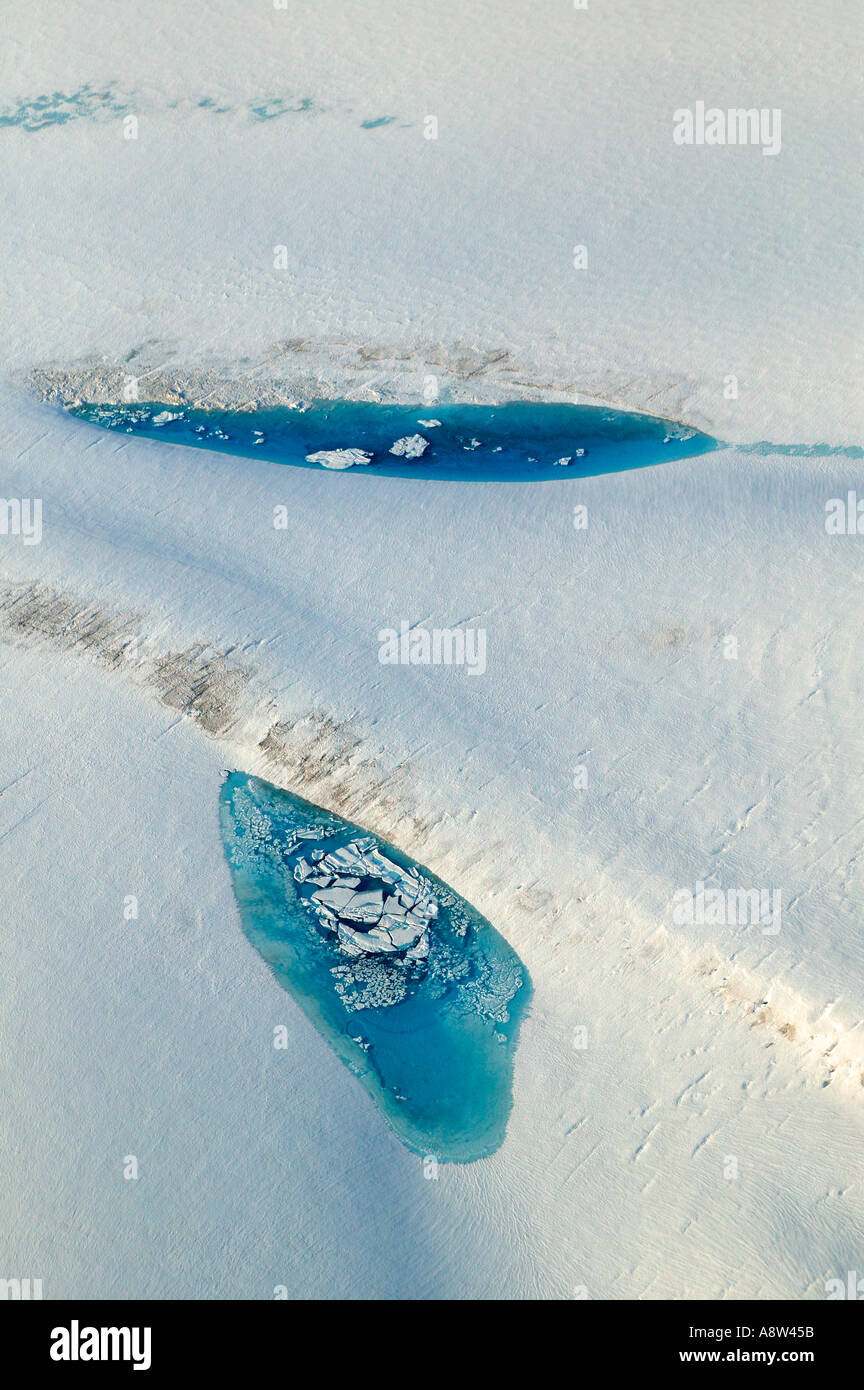 Blu piscine di acqua di disgelo sulla superficie del Ghiacciaio Nabesna Wrangell Saint Elias National Park e preservare l'Alaska Foto Stock