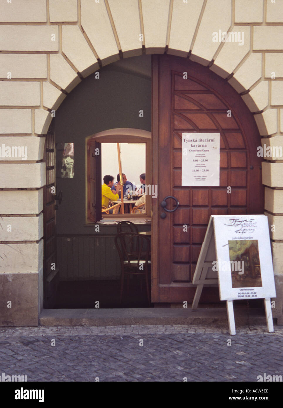 Per coloro che godono di un drink in un bar in un cortile privato Foto Stock