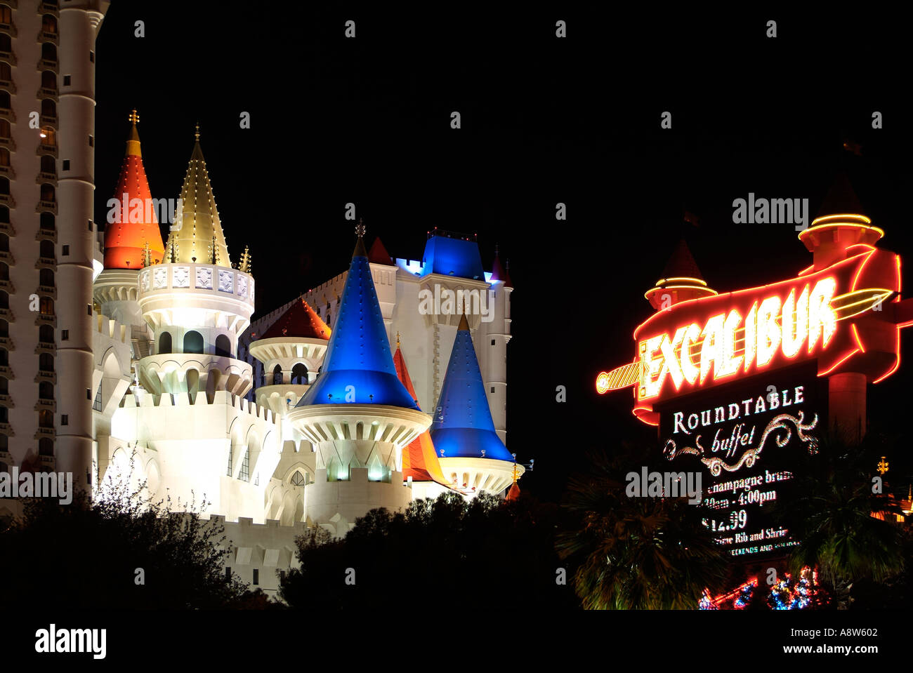 Le torri illuminate di Excalibur Las Vegas Nevada Foto Stock