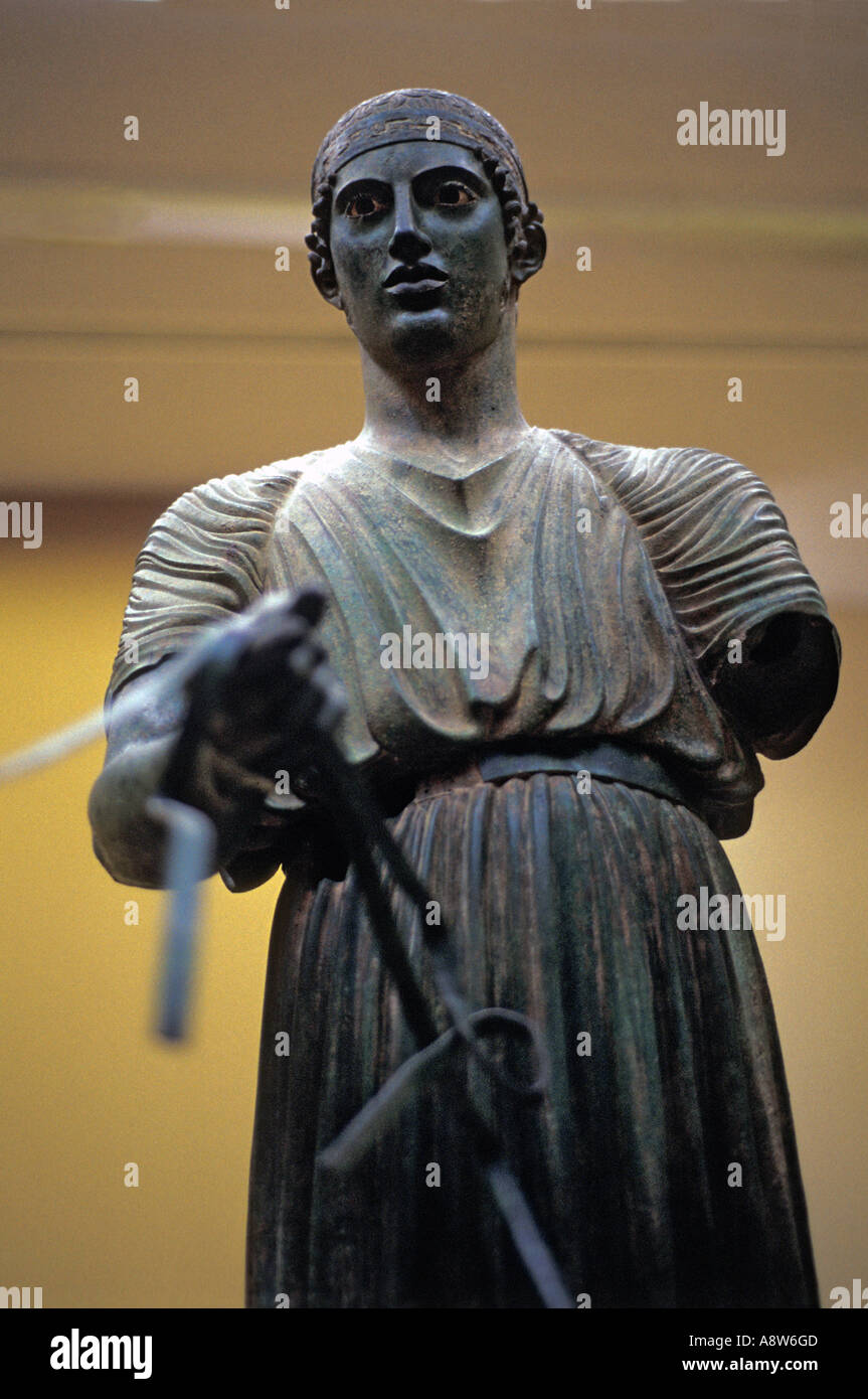 Il Life-size statua in bronzo di Charioteer Heniokhos al Delphi Museo Archeologico, Grecia Foto Stock