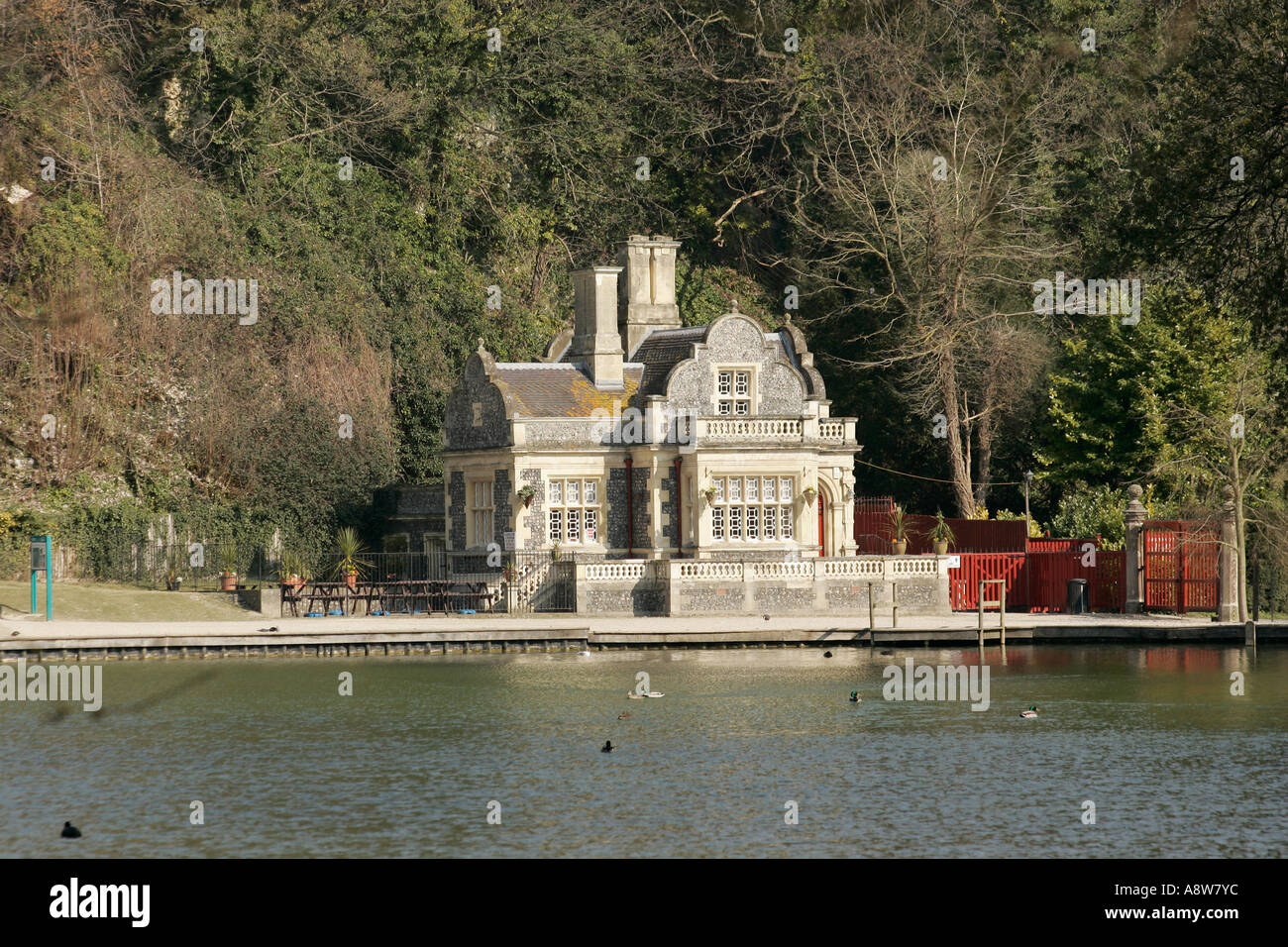 Swanbourne Lodge (costruito nel 1852) e il lago a Arundel, West Sussex, in Inghilterra, Regno Unito Foto Stock